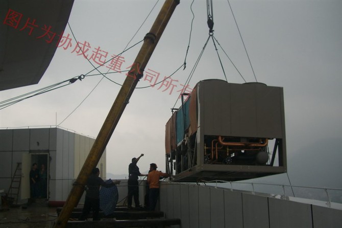 |广汇百川，精益求精中央空调高空吊装，冷冻机组高空吊装，风冷空调吊装