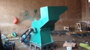 远销国内外的郑州伟业机械易拉罐油漆桶金属粉碎机