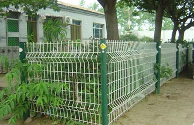 供应花园护栏网、隔离栅、围栏网。
