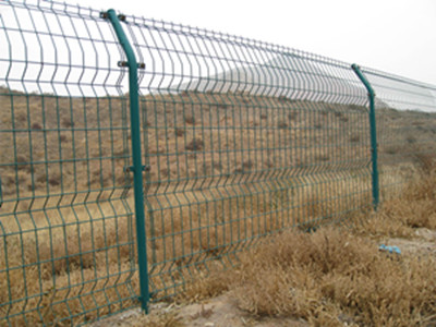 供应三角折弯护栏网、隔离栅、围栏网。