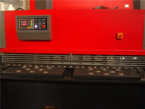 厂家直销：zm商标QC12Y-6×3200液压摆式剪板机