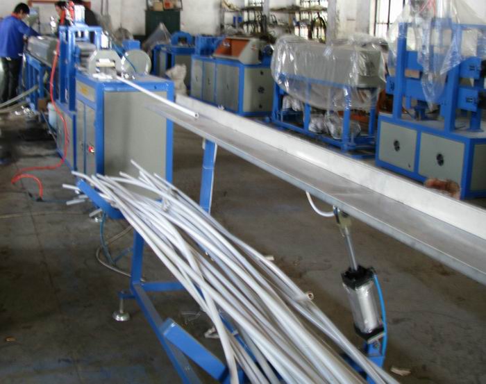 青岛海天一塑料机械---供应PVC管材设备，PVC穿线管材生产线设备