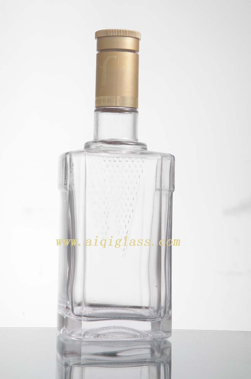 供应国内高质量玻璃白酒瓶，500ml白酒瓶设计（如图）