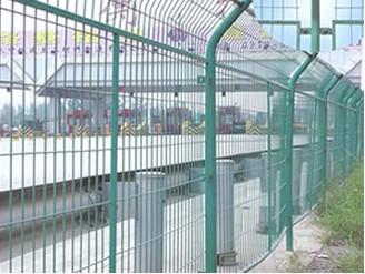 厂家供应公路护栏网 公路隔栏栅 防护网 涂塑护栏 小区防护网