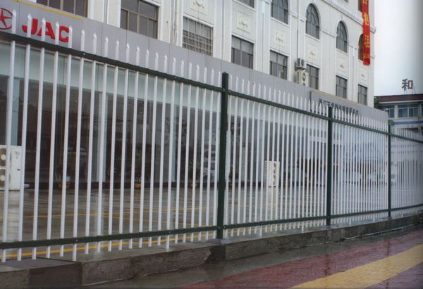 山东泰安供应生产锌钢阳台护栏，锌钢院墙围栏，锌钢防盗窗
