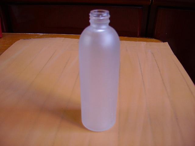 供应各种规格酒瓶，饮料玻璃瓶，滚珠玻璃瓶，粉底霜玻璃瓶，小指甲油