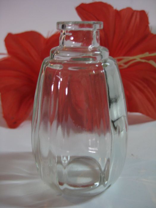 生产销售化妆品瓶，红花油玻璃瓶，花露水玻璃瓶，白酒玻璃瓶