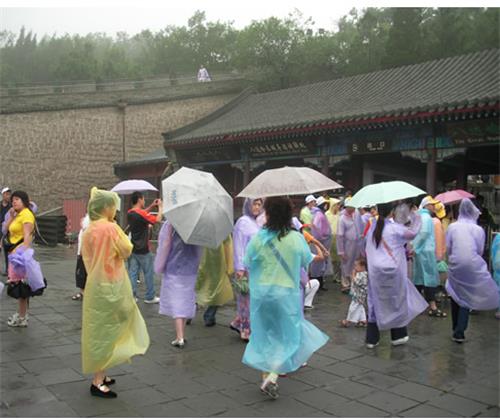 北京制作PVC加厚分体式雨衣|定做2012双人摩托雨衣|北京现货雨衣厂家|路易凯华生雨衣厂家