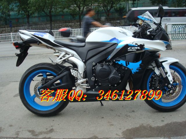 特价卖本田CBR-600RR摩托车